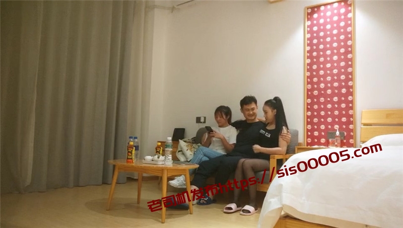 两位大叔带着自己的娇妻酒店玩换妻❤️洗完澡换上黑丝淫乱4P开演两位大叔带着自己的娇妻酒店玩换妻❤️洗完澡换上黑丝淫乱4P开演