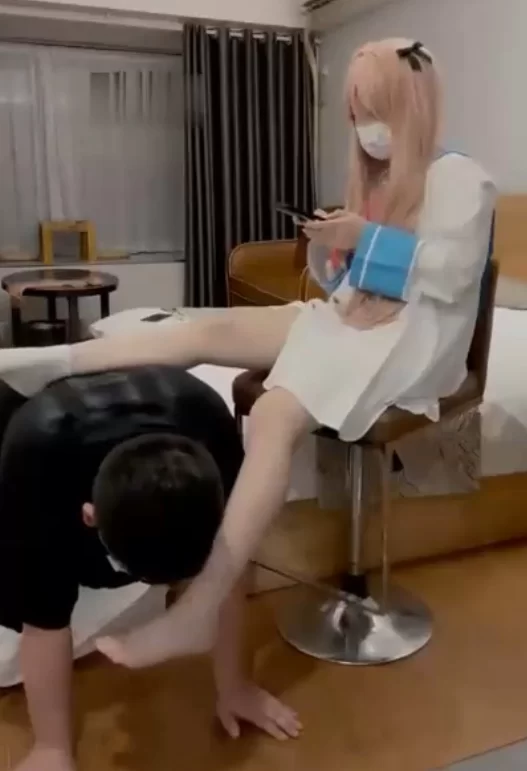 极品幼斯酱葱 TJ：COS亚托莉 首调班主任 白袜小皮鞋羞辱踩脸踩肚子 强制闻脚舔脚 [1+410m][百度盘]