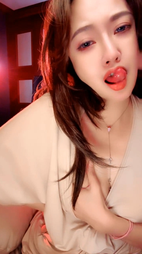 224 成熟又有韵味的极品少妇，全程露脸在狼友的调教下漏出骚奶子揉捏，跳蛋塞逼里抽插自慰淫水多多，浪叫不止 1v