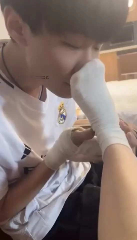 极品幼斯酱葱 TJ：放学后被变态同学尾随 双马尾洛丽塔 裸足舔脚 口水 坐脸窒息 [1+174m][百度盘]