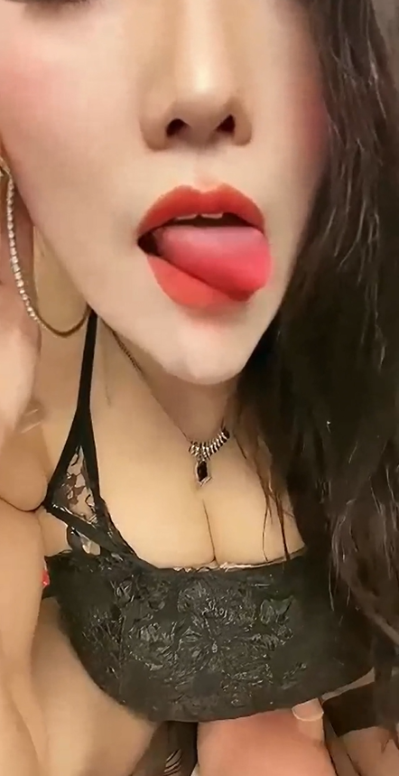 CC丨波波姐姐 土豪定制大尺度 掰穴紫薇 【2V300M】