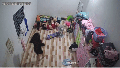 【 破解摄像头】技师集体宿舍走光露点换衣 打闹嬉戏舔奶【1.2G】